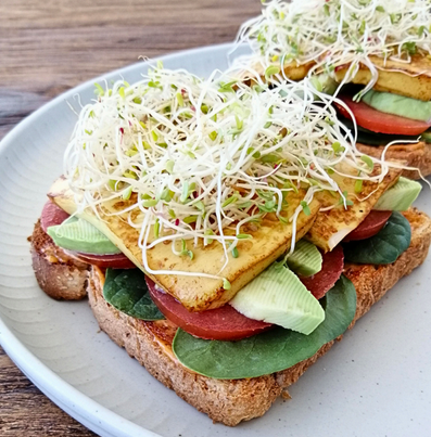 Tostadas de Quinoa con Salsa de Pimentón