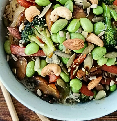 Pasta de Arroz con Vegetales Salteados